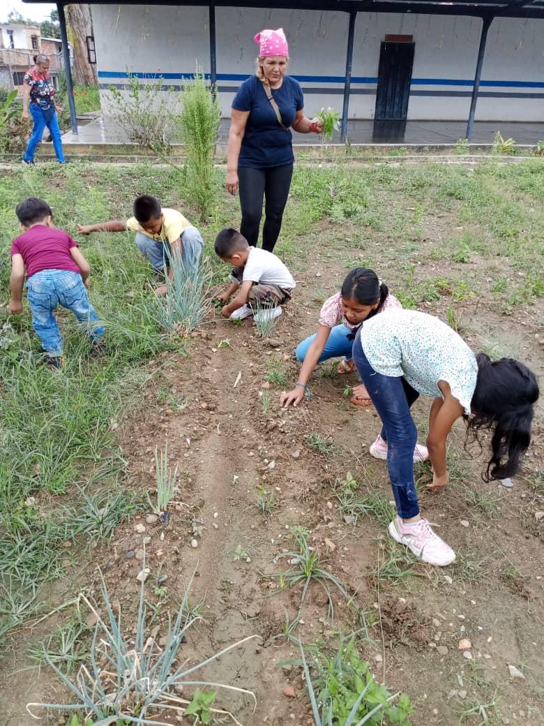 UEJP76's tweet photo. Plan Agosto de Escuelas Abiertas en la Esc Josefina Pimentel de Monay del CDCE La Paz Municipio Pampán #Trujillo @_LaAvanzadora @PtmsTrujillo
@gtorodelara 
@MPPEDUCACION @DIFD_Trujillo @ViceIP @cdcetrujillo @Twitera74 @PTMSNACIONAL @DGCPatrimonioy2 #VenezuelaRecuperóLoSuyo https://t.co/TQVxuKj47M