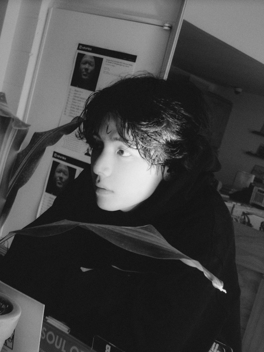 btschartsxdaily's tweet photo. #V_Layover Photo 1 - Weverse Media (6) https://t.co/ni6b4r0elj