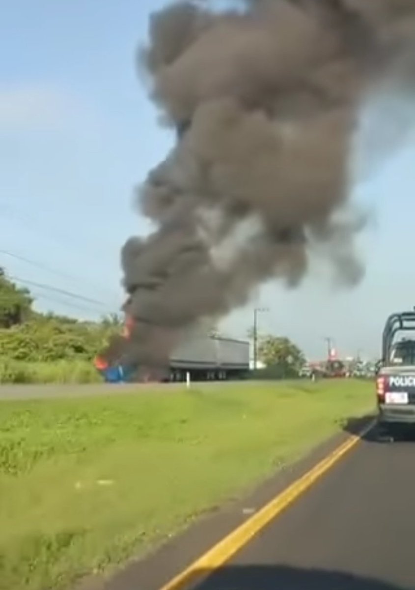LaDeTrafico's tweet photo. #Viacerrada #Cardenas - #VillaHermosa km 90 un full incendiandose. @Kikooman83 @Nectar_Alfa @Thermokineros @CNAC_GN https://t.co/pVKyWQrDM7