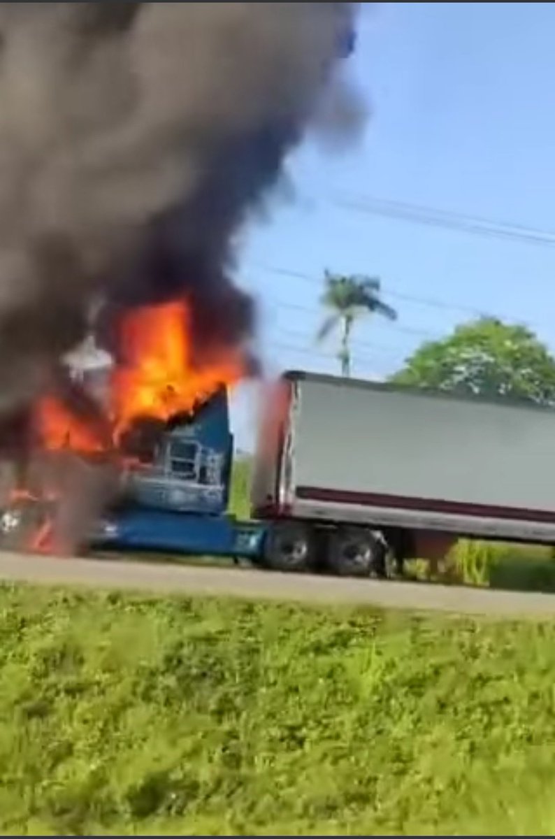 LaDeTrafico's tweet photo. #Viacerrada #Cardenas - #VillaHermosa km 90 un full incendiandose. @Kikooman83 @Nectar_Alfa @Thermokineros @CNAC_GN https://t.co/pVKyWQrDM7