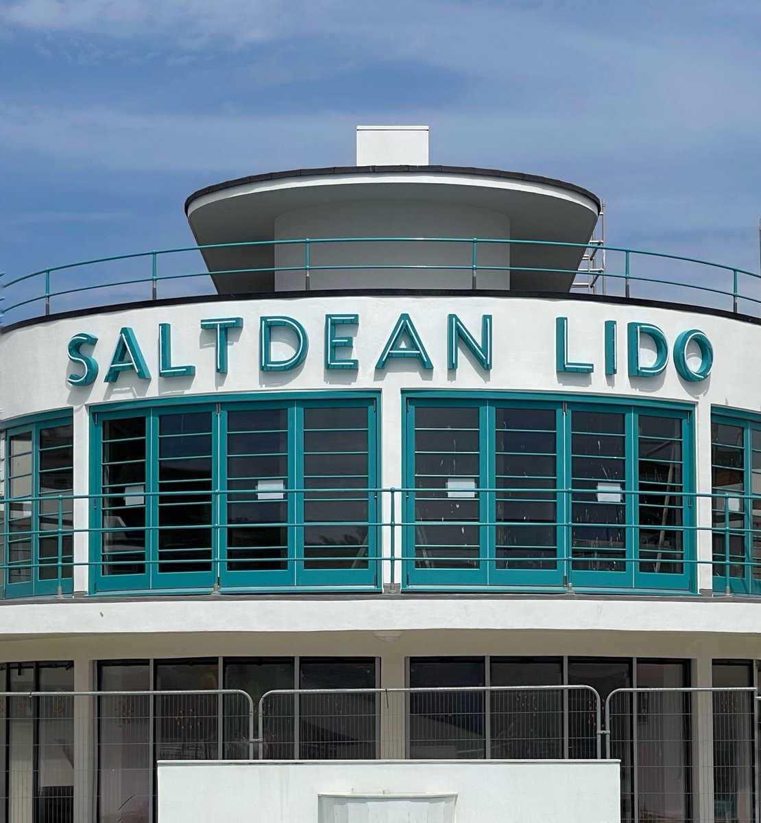 ICONIC SIGN RETURNS 

Saltdean Lido’s new sign was installed today and recreates the original’s neon-lit effect with tubular L.E.D lights.

The 1938 version was taken down and lost during WW2. 

This returns the building to the ‘New Hollywood’ inspired design.

#brighton #design