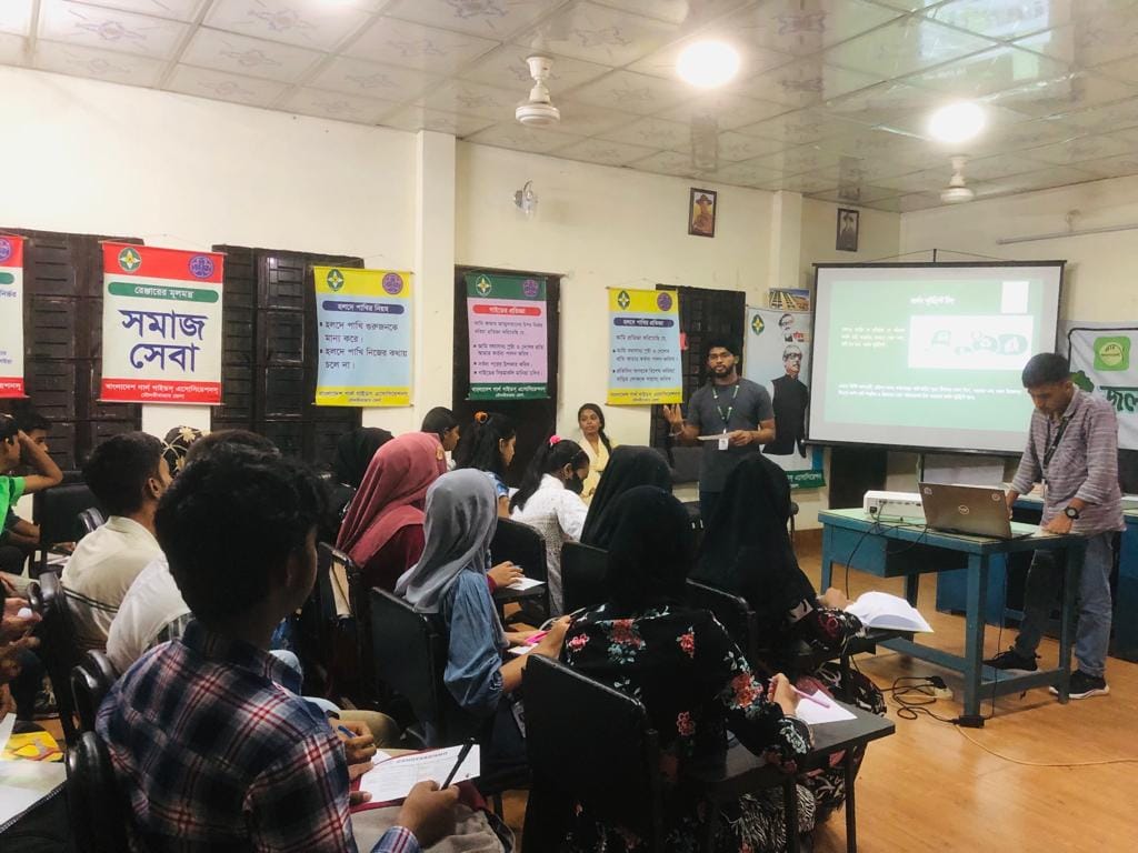YouthNetGlobal's tweet photo. Exciting news!  Through a partnership w/ #অভয়ারণ্য - Obhoyaronno, we conducted a powerful #ClimateLiteracy Workshop for the brilliant young minds at Guide House in Moulvibazar 🇧🇩. 
Together, we're arming the next gen with knowledge and tools to drive a positive impact on our 🌎. https://t.co/yFR2y9wGW0