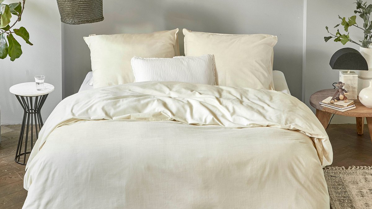 Lifegoals! Een zacht, fris dekbed waar je heerlijk onder wegdroomt. Meer heb je niet nodig, toch? 🥰 Met deze tips geniet jij maximaal van je dekbed:
beterbed.nl/advies/dekbed-…