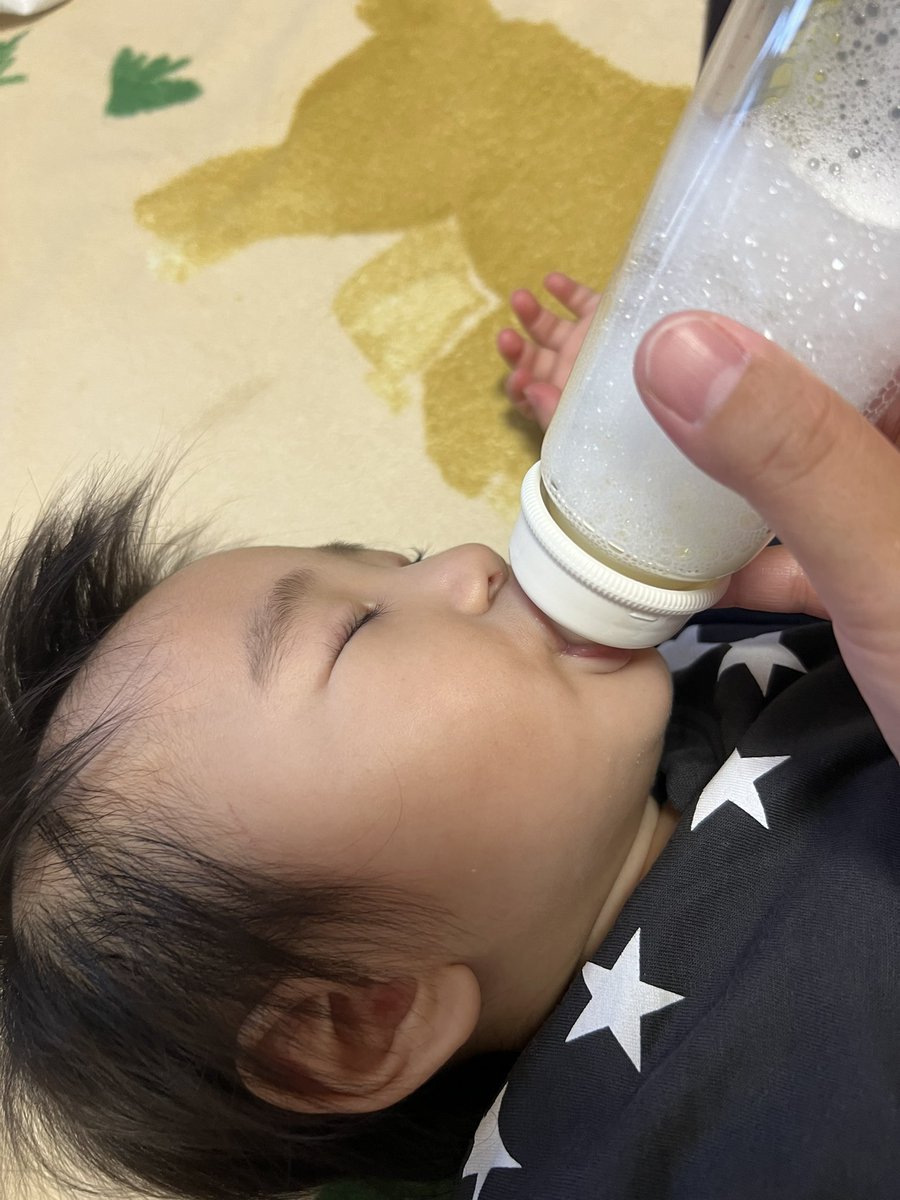 Ayaja15's tweet photo. ボクちゃん 1日で11ヶ月迎えました👏👏
来月で1歳とか早すぎる！！😳
つかまり立ち、伝い歩きはするけどまだ歩けず🥺ゆっくり頑張っていこう✊
1年前の今頃は お腹パンパンで寝てても起きてても辛かったの覚えてるなぁ😌
もお懐かしい✨
保育園も無事決まりそうだし復帰したくねぇ!!!働きたくねぇ!!!! https://t.co/opZQGTptxG