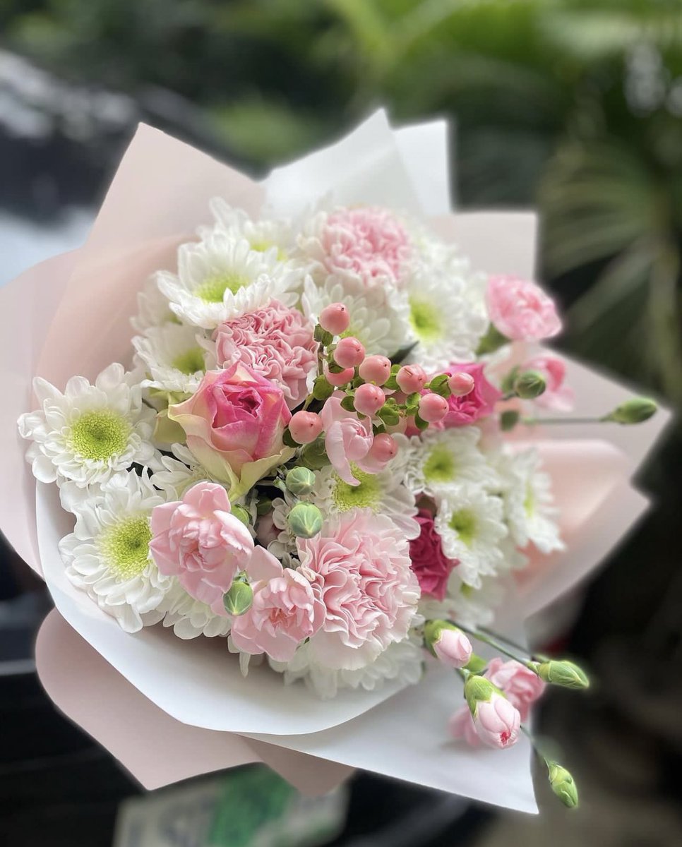 The pastel mixed bouquet 💐 

Message: Just because you’re beautiful 💖
🏷50k(incl free delivery within Kampala.