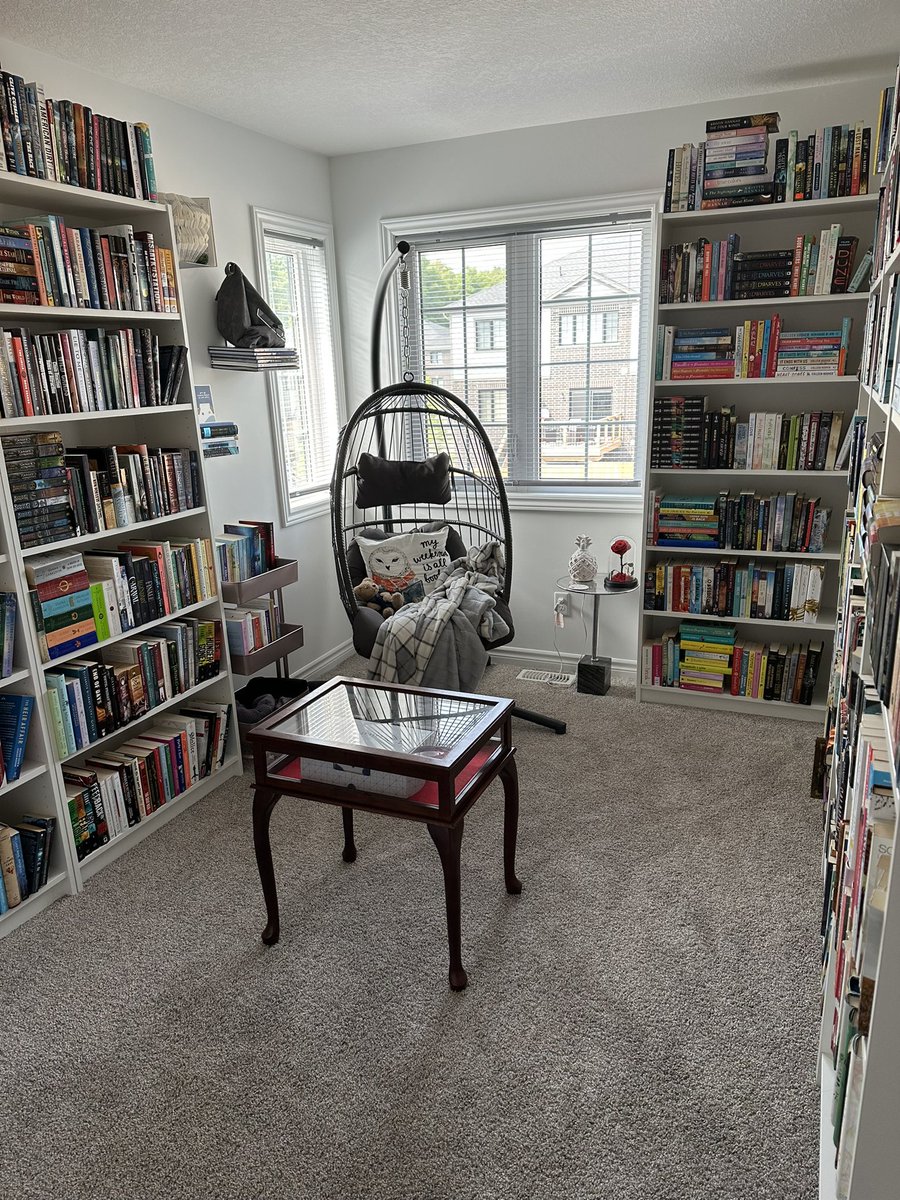 _YAReadsNow's tweet photo. I’m sorry, but how am I suppose to work when this room the next one over and is tempting me? I just want to read 📖 https://t.co/JkX6Fh8ea0