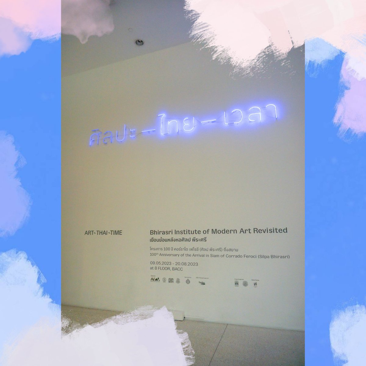 ARTa_round's tweet photo. ศิลปะ ไทย เวลา
เป็นงานที่จะสื่อถึงประวัติของศิลปะตามยุคสมัยโดย จะโฟกัสไปที่วัฒนธรรมของไทยและวัฒนธรรมจากตะวันตกที่เข้ามาตั้งแต่สมัยก่อน ไม่ว่าจะเป็นตัวอักษรภาษาไทยและภาษาต่างประเทศมาแต่โบราณจนถึงปัจจุบัน 

#exhibition #นิทรรศการ #ARTa_round #ARTa_round_ชวนเที่ยว #bacc https://t.co/9l86VuixhJ