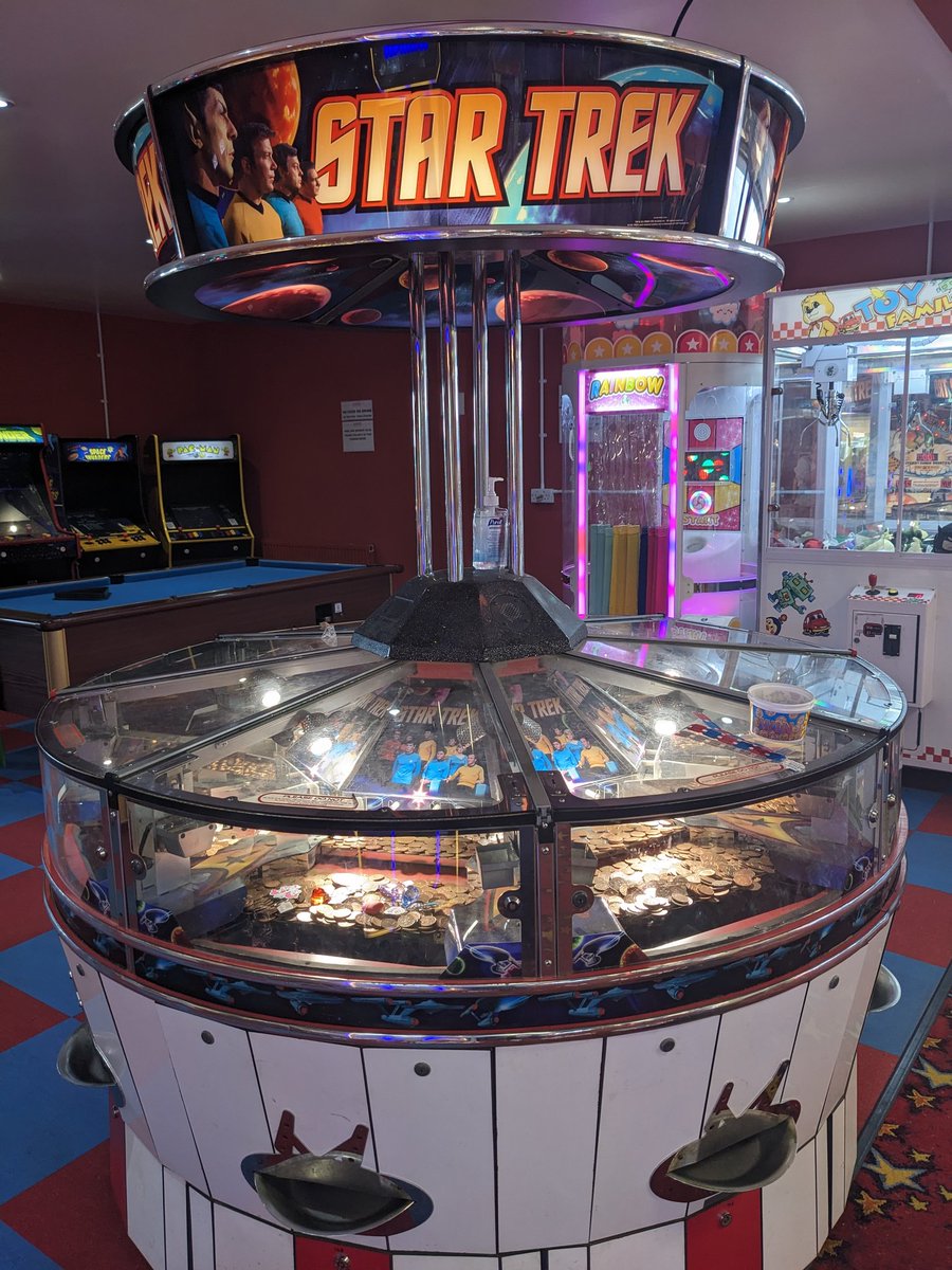 We're on holiday in an old-fashioned English sea side resort and the amusements have an old Star Trek TOS tuppenny arcade game. I am so charmed. And it makes little phaser noises when you put your tuppence in! 😍