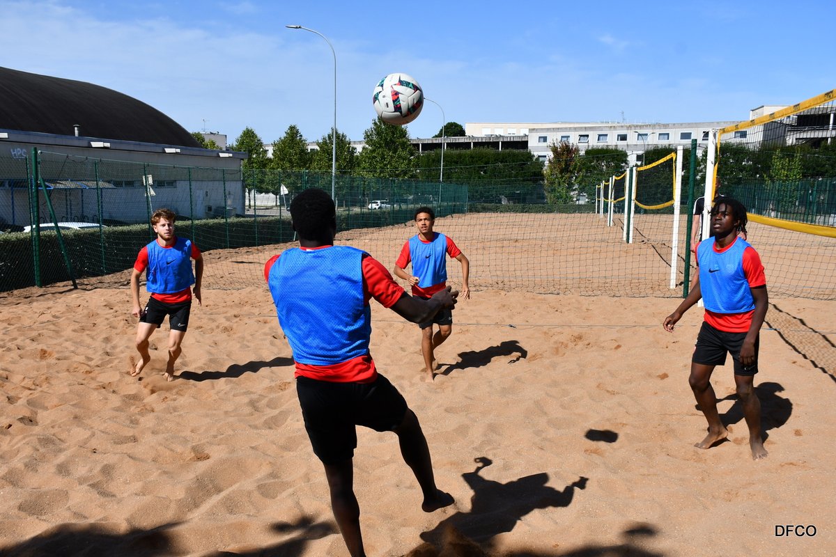 DFCO_Officiel's tweet photo. 𝐏𝐡𝐲𝐬𝐢𝐪𝐮𝐞 𝐝𝐚𝐧𝐬 𝐥𝐞 𝐬𝐚𝐛𝐥𝐞 𝐞𝐭 𝐟𝐨𝐨𝐭-𝐯𝐨𝐥𝐥𝐞𝐲 𝐚𝐮 𝐦𝐞𝐧𝐮 𝐩𝐨𝐮𝐫 𝐥𝐞 𝐠𝐫𝐨𝐮𝐩𝐞 𝐍𝟑 ! 

L’album photos complet de cette séance particulière ➡ https://t.co/cV4XsUeia6

#FormationDFCO #footvolley https://t.co/6mDwlrfNao