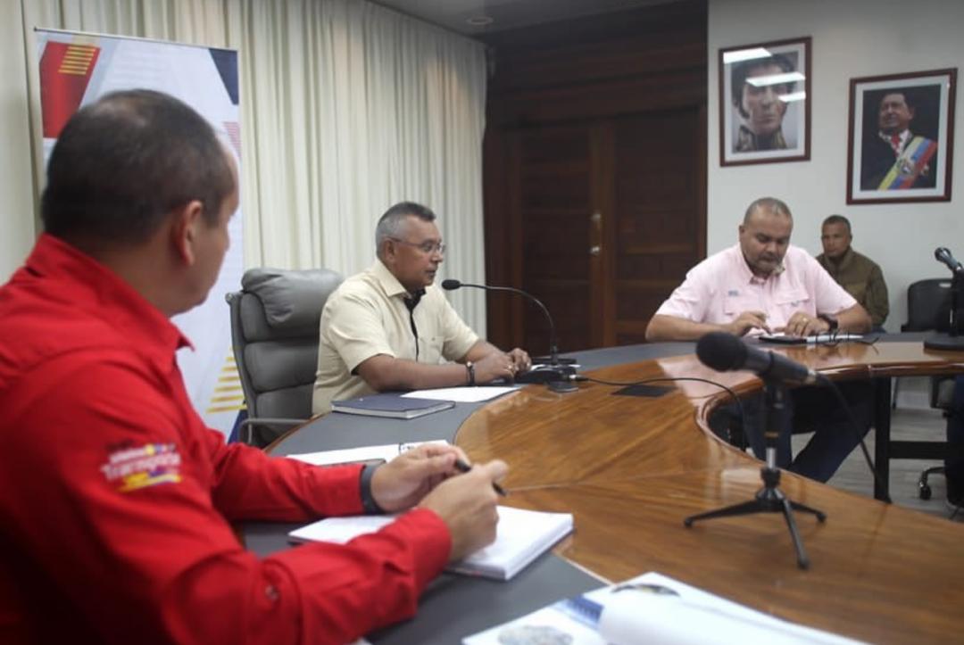 ELOYSULBARAN's tweet photo. Órgano Superior del Transporte, vicepresidente sectorial @NestorLReverol y el ministro @rvaraguayan, comprometidos en cumplir los requerimientos del sector transporte.

El Gobierno Bolivariano de la mano de los transportistas y el pueblo venezolano.
#VenezuelaRecuperóLoSuyo https://t.co/3jD3oZzFQ6