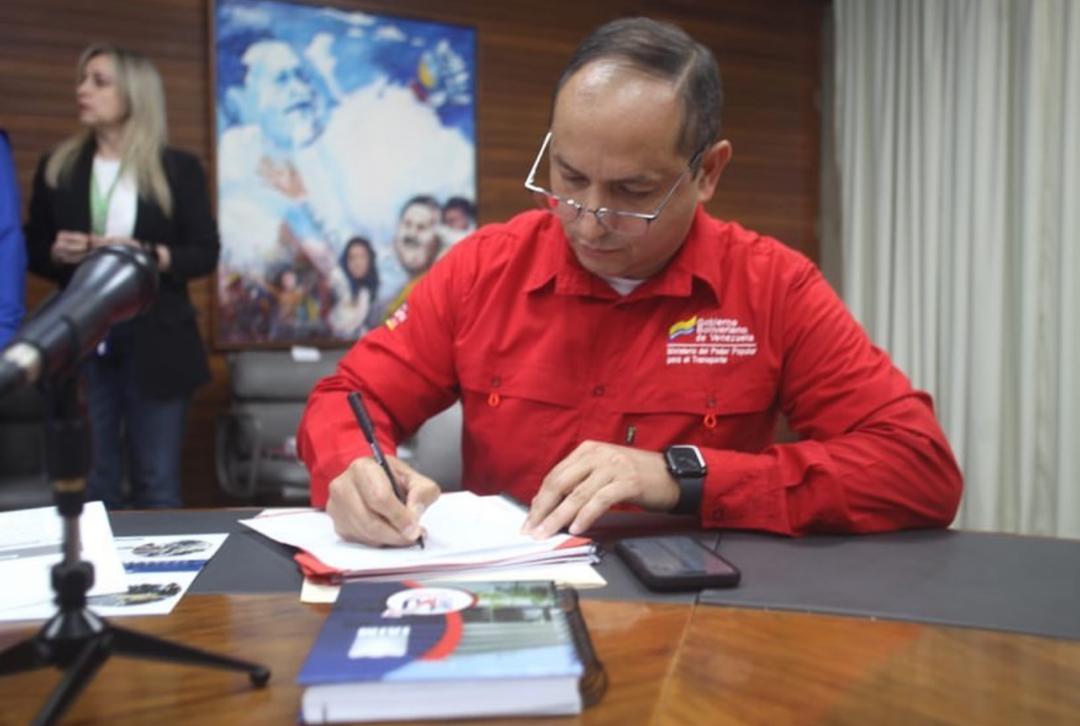 ELOYSULBARAN's tweet photo. Órgano Superior del Transporte, vicepresidente sectorial @NestorLReverol y el ministro @rvaraguayan, comprometidos en cumplir los requerimientos del sector transporte.

El Gobierno Bolivariano de la mano de los transportistas y el pueblo venezolano.
#VenezuelaRecuperóLoSuyo https://t.co/3jD3oZzFQ6