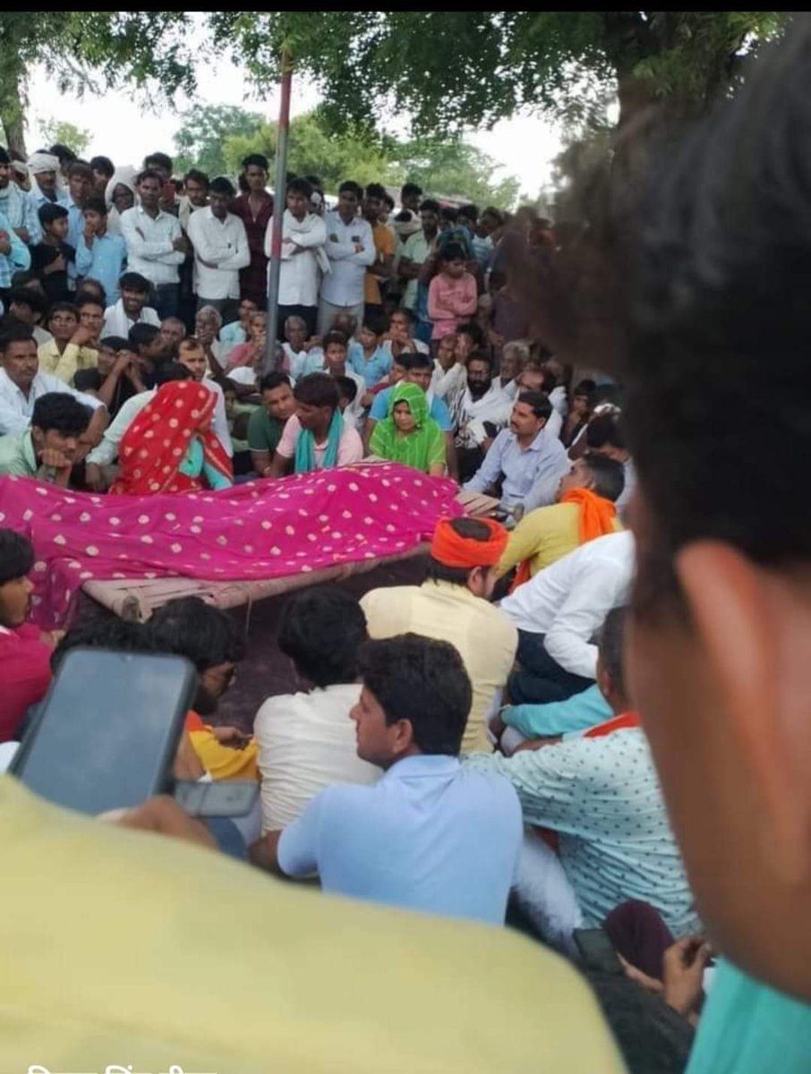 Rk_jaatni's tweet photo. ऐसे राक्षस को समाज में रहने का कोई हक नहीं है इसको तुरंत प्रभाव से फांसी की सजा दे देनी चाहिए 🤬
@ashokgehlot51

🙏🙏😥😥😥
#मोनिका_मीणा_को_न्याय_दो https://t.co/P7hUWTpvkI