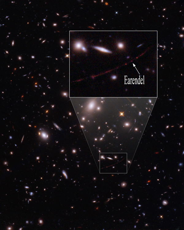 MarGomezH's tweet photo. Sabíais que la estrella más lejana conocida se llama Earendel? Aunque ya no existe. Es una estrella en la constelación de Cetus. Descubierta en 2022 por el Telescopio Espacial Hubble y es la estrella más antigua y lejana conocida, a una distancia aproximada de 12.900 millones de años luz.

La estrella fue detectable debido a la lente gravitacional causada por la presencia del cúmulo de galaxias WHL0137-08 entre ella y la Tierra, concentrando la luz de la estrella. 🌠🤩

Una lente gravitacional es un fenómeno en el cual la luz de un objeto distante es curvada y enfocada por la gravedad de un objeto masivo que se encuentra entre el objeto distante y el observador. Esto crea una especie de "lente" en el espacio que puede distorsionar o amplificar la imagen de los objetos lejanos. 
El concepto detrás de la lente gravitacional proviene de la teoría general de la relatividad de Albert Einstein, que describe cómo la gravedad es causada por la curvatura del espacio-tiempo debido a la masa y la energía.

¿Lo sabíais? Cuando miramos al cosmos miramos al pasado.