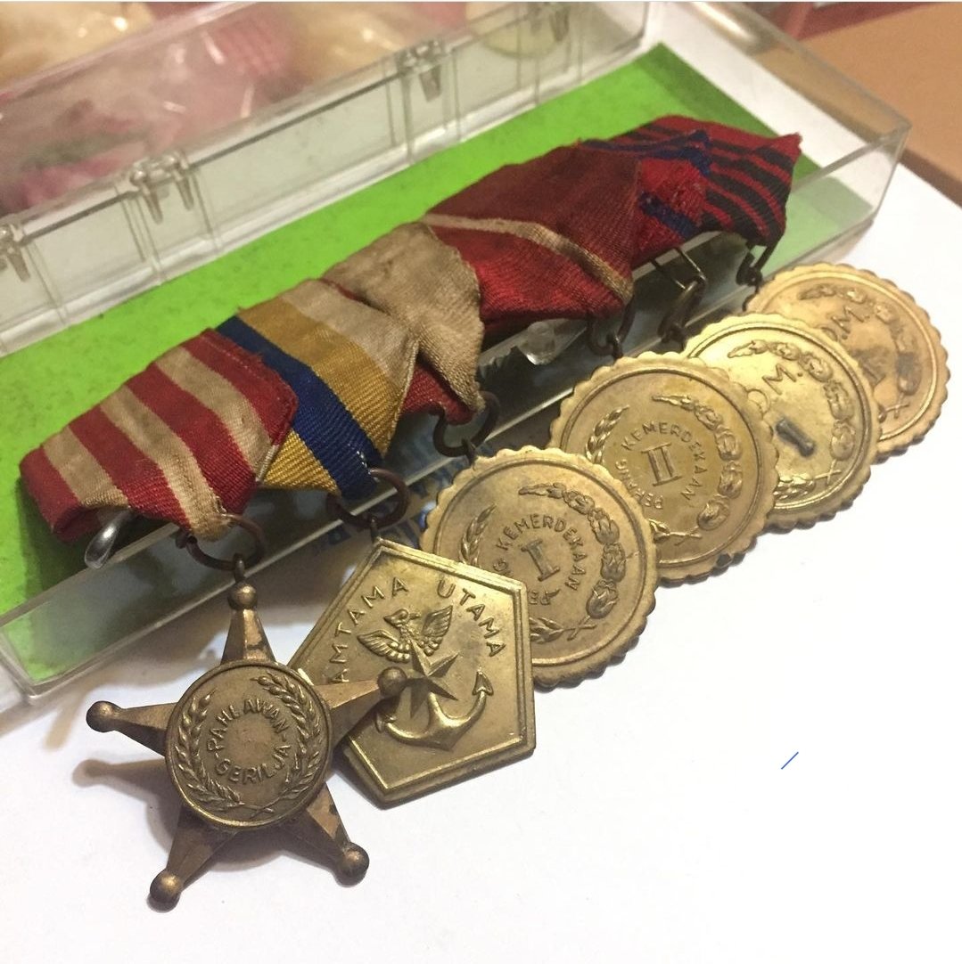 hagogah's tweet photo. My grandpa was one of the guerilla hero in indonesian revolution war 1945-1949 and I'm proud of him. These are his medals. Respect salutation to all national veterans! 🫡 https://t.co/E3OXIpNmDY
