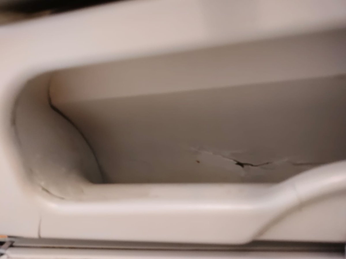 meenakship05's tweet image. @airindia - time for me to take business elsewhere !! Respite several follows - i still experience a 15 hour flight journey - that shakes a person in the air !! What are you really upto?  Any courtesy left ? 
#AI191 BOM to New York/EWR 
No mention of refund from @airindia