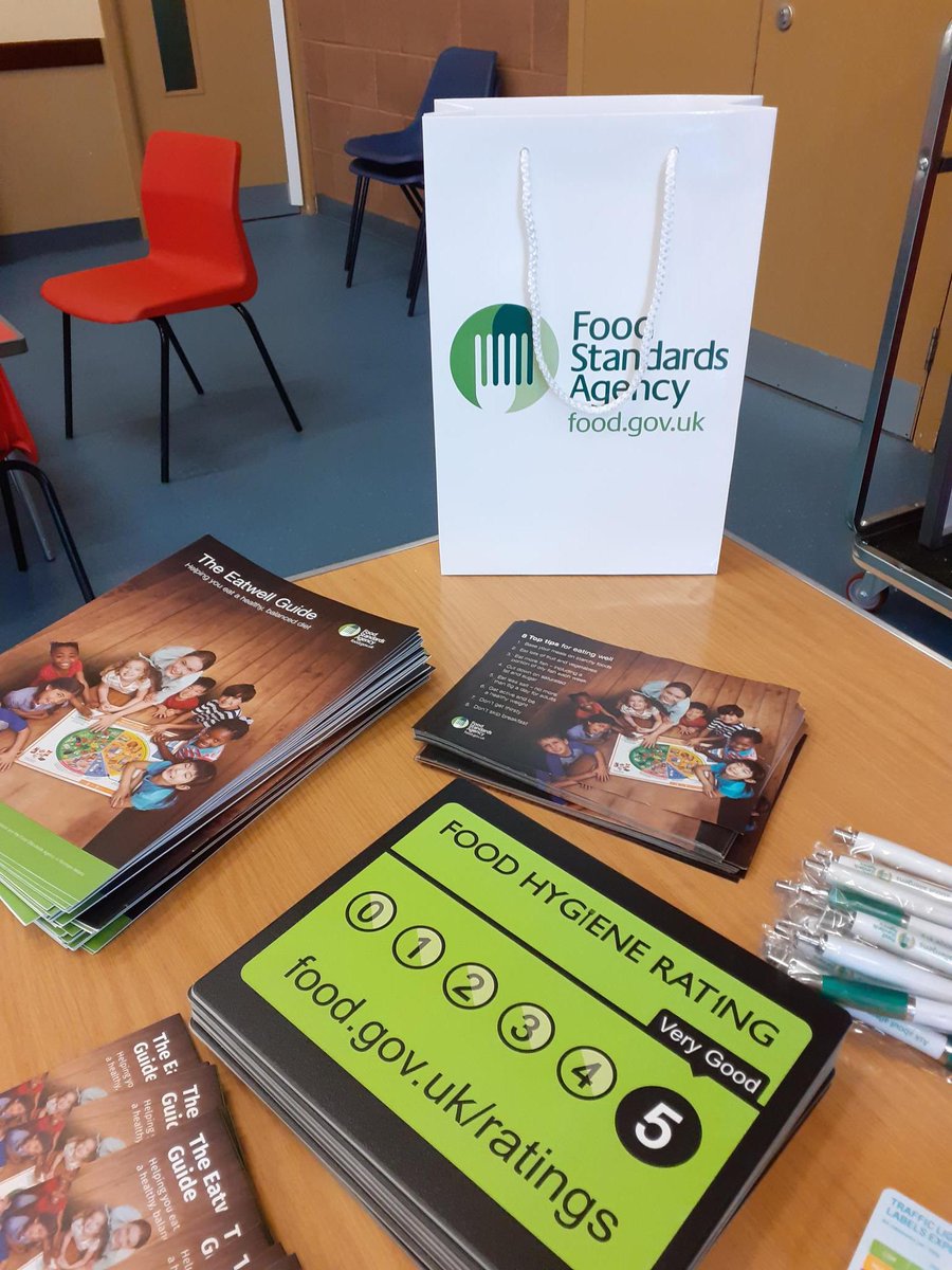 FSAinNI's tweet photo. Promoting the #EatwellGuide and #HealthyEating today - our very own Clare McElhinney and Amy Millar at Duncairn Community Centre today #NutritionNI #WeAreFSANI https://t.co/IbNZRt682R