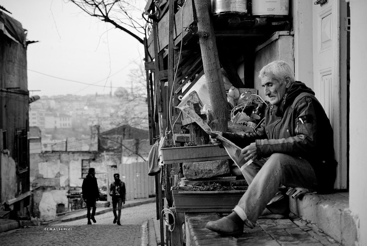Yokluğumuzu okuyorum..
Varlığımızın farkına varmayanların yanında

#istanbul #bnw_zone #bw_shotz #eyeshotmag #shootermag #hcsc_street #NFTs #balcknussmag #bwphotography #documentaryawards #photographylovers #streetphotography #streetlife #streetphotography #streetphotographer