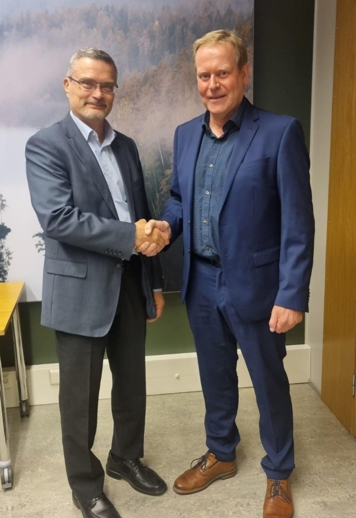 TimoMakikyro's tweet photo. Tänään paiskasin kättä @vaylafi pääjohtaja @KWihlman kanssa! Pestini @POPELYkeskus liikennevastuualueen ruorissa on finaalissa - syyskuussa jään lomille ja marraskuussa eläkkeelle.  @vaylafi rekrytoi parhaillaan @POPELYkeskus liikenteen osaajakaartille uutta johtajaa! https://t.co/swPVF9YY3X