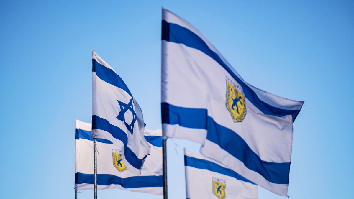 IsraelinSpanish's tweet photo. ¿Por qué hay un león en la bandera de #Jerusalén? 🇮🇱🦁

El león ha sido un símbolo del pueblo judío por siglos y hoy ocupa un lugar central en el escudo de nuestra capital.  

Simboliza la fortaleza de nuestro pueblo y, en la Biblia, representaba a la tribu y al reino de Juda, cuya capital también era Jerusalén. 

#DíaMundialDelLeón