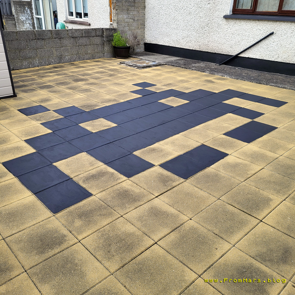 MikeOwenCarroll's tweet photo. This afternoon I decided that the paving slabs out back were a bit boring...
https://t.co/4awCKNusXs
#FromMars https://t.co/HiKxlPi8jL