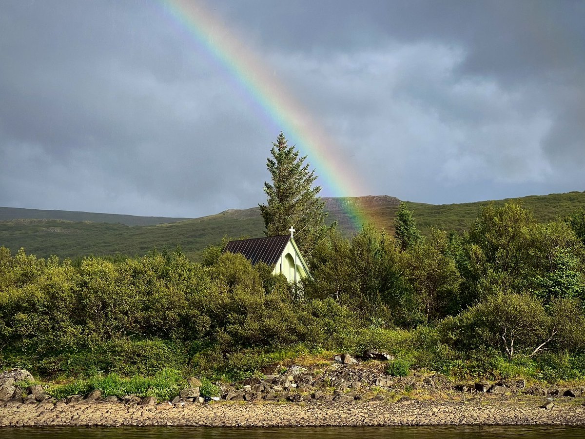 Þessi mynd af kapellunni í Vatnaskógi var tekin á afmælishátíðinni á sunnudaginn. Fallegur regnbogi sést yfir Lindarrjóðrinu. 🌈