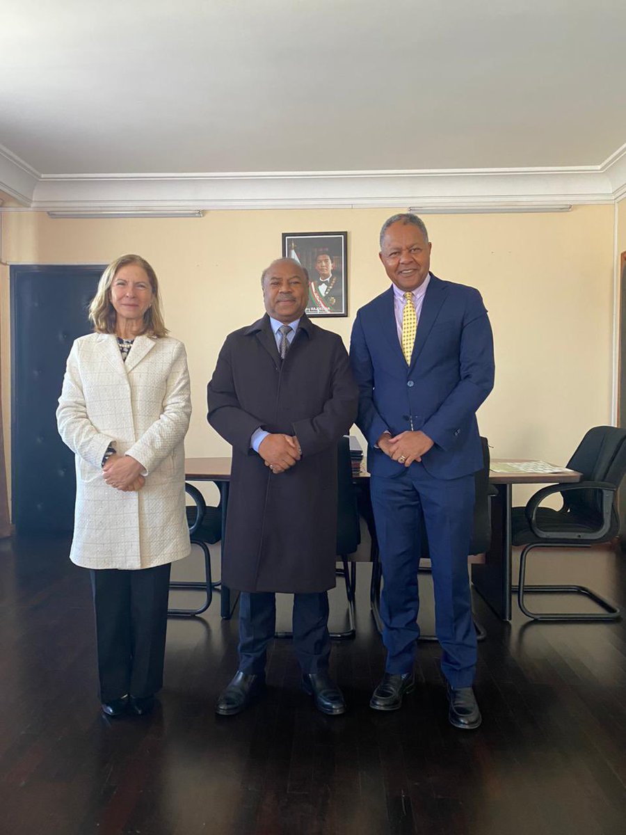 PamMadagascar's tweet photo. 🆕  Meeting of the @WFP's Regional Director for southern Africa and the Country Director with the Malagasy Prime Minister &amp; the Minister of #Agriculture to
✅  discuss the achievements of rural transformation in the south
✅  share the 2024-2028 WFP's strategy for #Madagascar https://t.co/TpEHRJMY2r