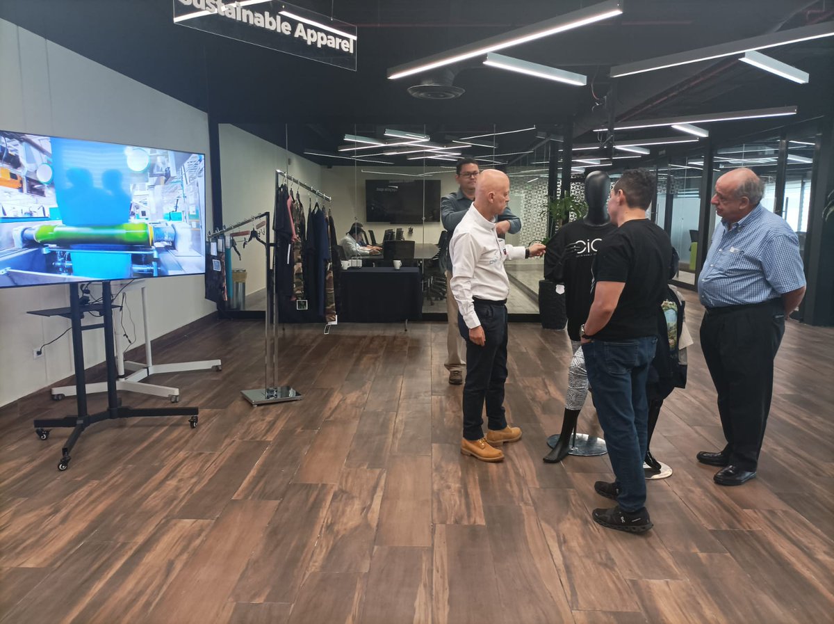 Chile_Honduras's tweet photo. Durante el recorrido, el diplomático 🇨🇱 conoció las diferentes etapas del proceso productivo, al tiempo de recorrer las villas San Juan y centro de cuidado infantil, la clínica Unicore –Teletón y la génesis Apparel entre otras dependencias de este moderno complejo empresarial. https://t.co/4r178ebJhp