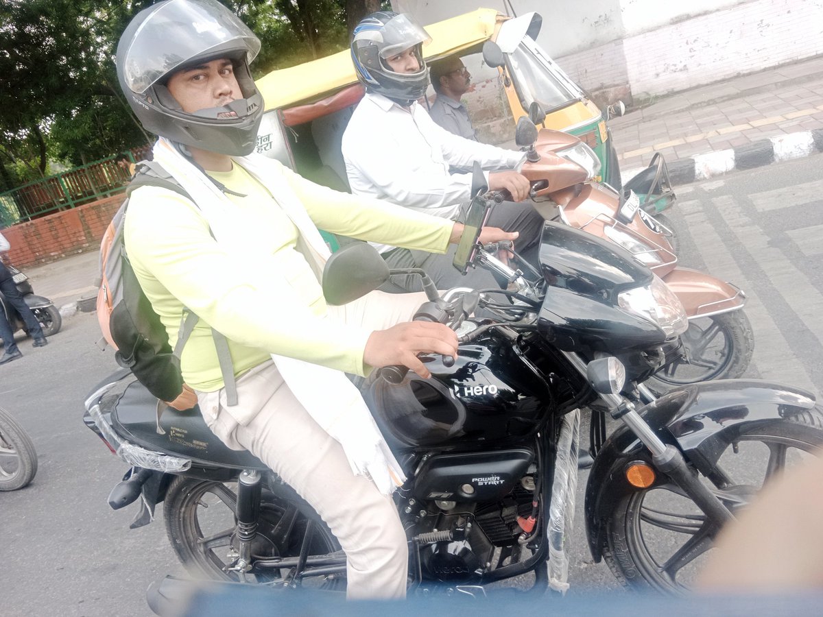 mayankHindu9's tweet photo. यह आम आदमी पार्टी के सेट करे हुए गुंडे जिनको नाम दिया है मार्शल जगह-जगह आपको अवैध वसूली करते दिख जाएंगे पुलिस के नाम पर आप उनके पैर में देख सकते हैं पुलिस के सॉक्स आखिर किसने इनको आज्ञा दी इन्होंने पहने अगर मैं उनकी तस्वीर खींच ली तो मुझसे चाबी छीन ली किस से हक से @DelhiPolice https://t.co/3RUMFE156V