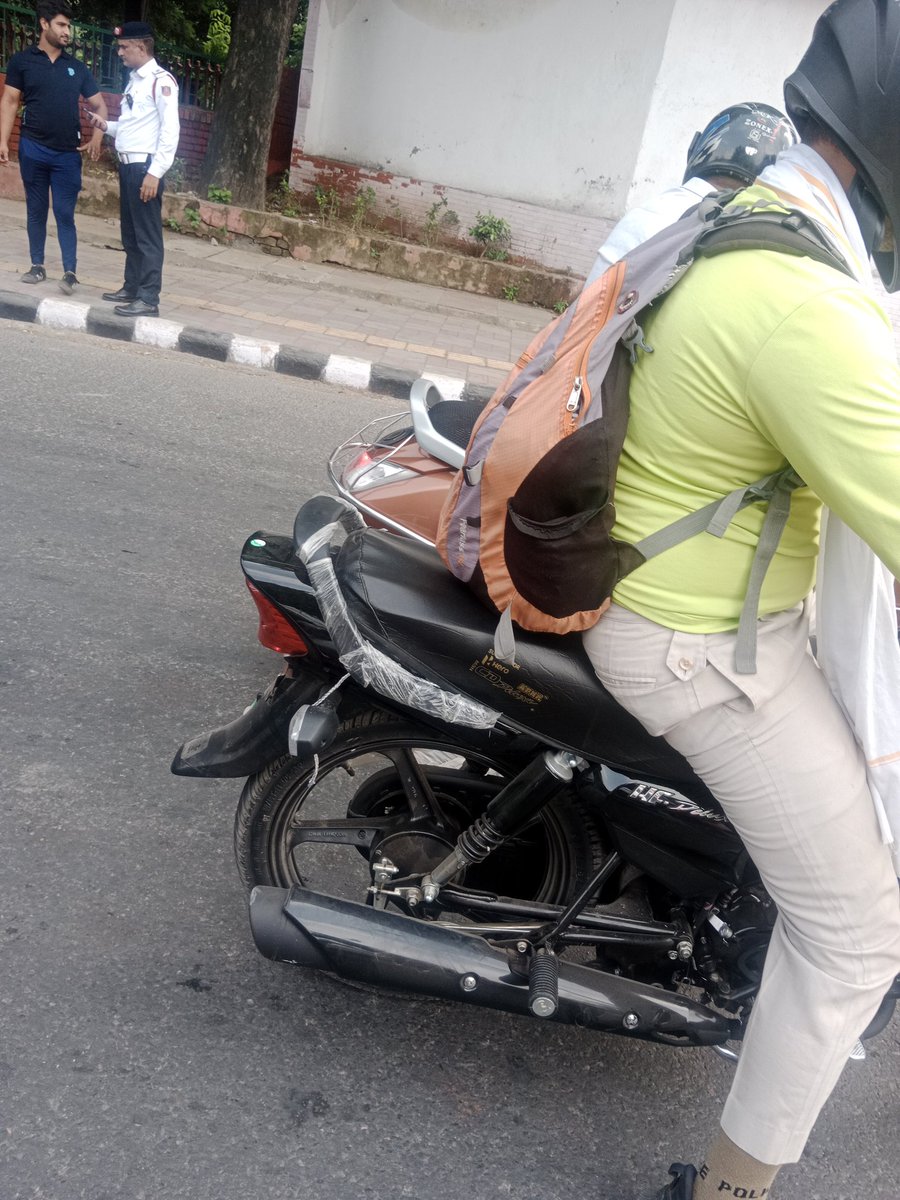mayankHindu9's tweet photo. यह आम आदमी पार्टी के सेट करे हुए गुंडे जिनको नाम दिया है मार्शल जगह-जगह आपको अवैध वसूली करते दिख जाएंगे पुलिस के नाम पर आप उनके पैर में देख सकते हैं पुलिस के सॉक्स आखिर किसने इनको आज्ञा दी इन्होंने पहने अगर मैं उनकी तस्वीर खींच ली तो मुझसे चाबी छीन ली किस से हक से @DelhiPolice https://t.co/3RUMFE156V