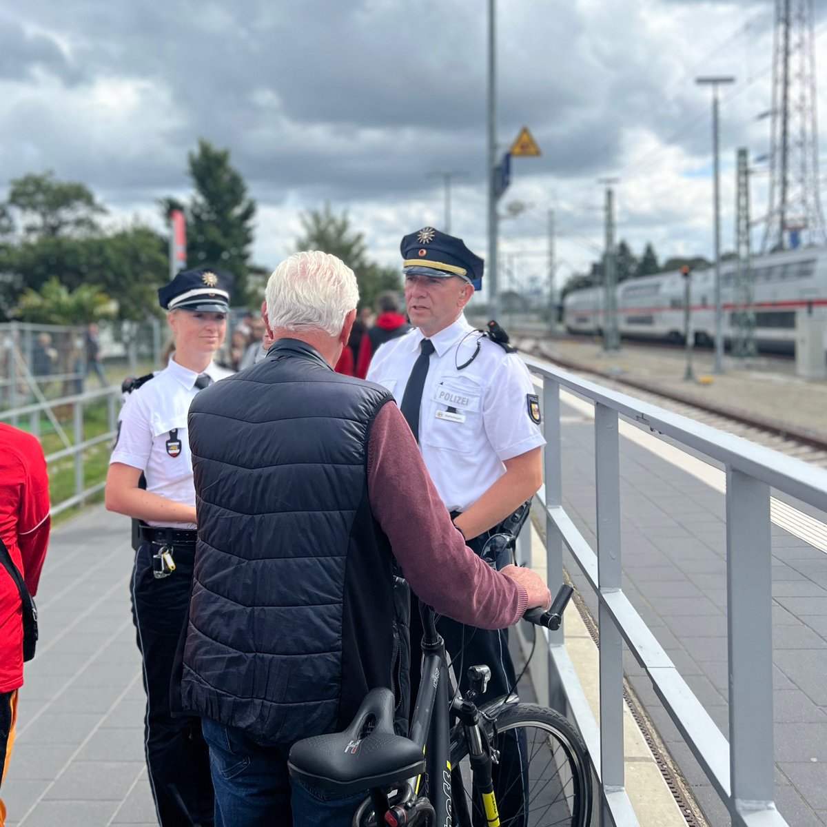 Polizei_MV's tweet photo. Mit unserem Einsatzleiter über die #HanseSail:

-Frau vor Gewinnspielbetrug bewahrt☑️

-Nachwuchsgewinnung☑️

-Radfahrer geholfen ☑️

-Tierrettung eingeleitet ☑️

- viele „wie komme ich am Schnellsten“ Fragen beantwortet☑️

#PolizeiMV #PolizeiHRO https://t.co/i8pd4YuqZw