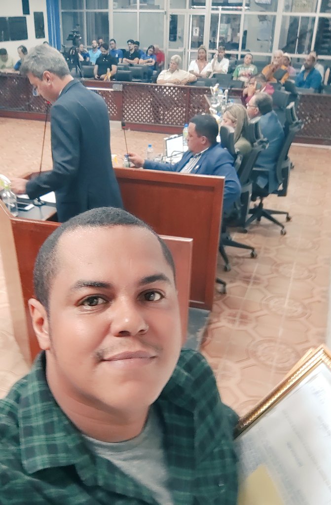 janbelarmino's tweet photo. Entrega dos votos de aplausos para as/os artistas goianenses que se apresentaram no #FIG2023 .
Deixo a homenagem especial em nome da musa juvenil das artes, Luanna Tavares 🖤🤍 #FIG #Garanhuns #CarlosViegasJr #PoderPublico https://t.co/qa5Hrk481S
