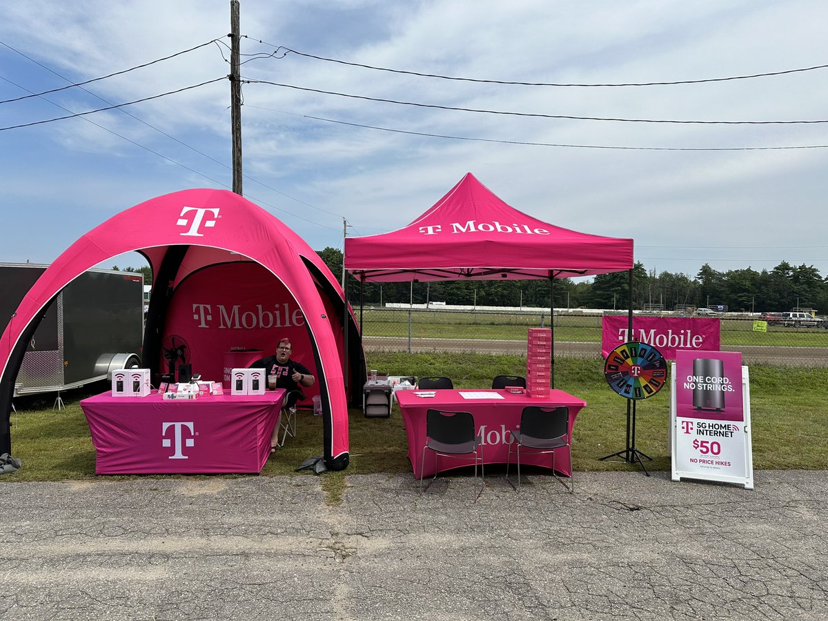 207dd749e's tweet photo. Day 2 at the Fair! Come save some money down here in Topsham Maine! @NickNowell7 @JonFreier @RonSmitty15 https://t.co/AuS8ZC15Jc