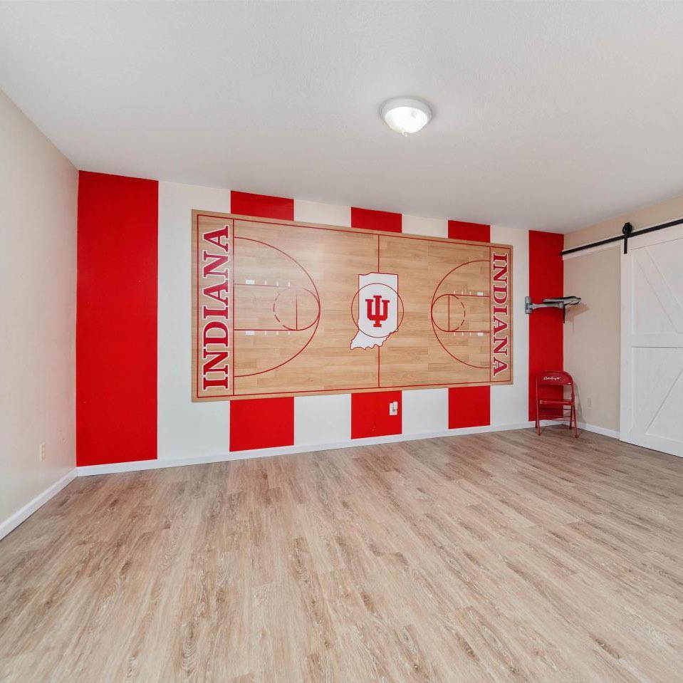 TheMopLady's tweet photo. This basement in this Fort Wayne, IN home for sale is a need not a want. 

The court on the wall is an absolute thing a beauty. #iubb @IndianaMBB 

https://t.co/W2rQk8jsrq https://t.co/T3dxixwOya