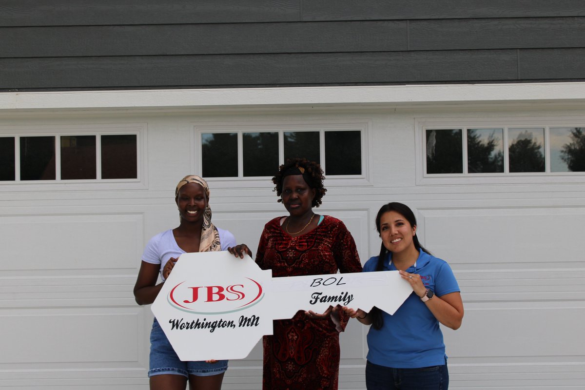 Welcome to your new homes, Bol and Pintor families! Through #JBSHometownStrong, our Worthington, MN, team built six homes, sold exclusively to our team members at cost.
Shout out to our Worthington HR team for helping guide these team members through the home ownership process!