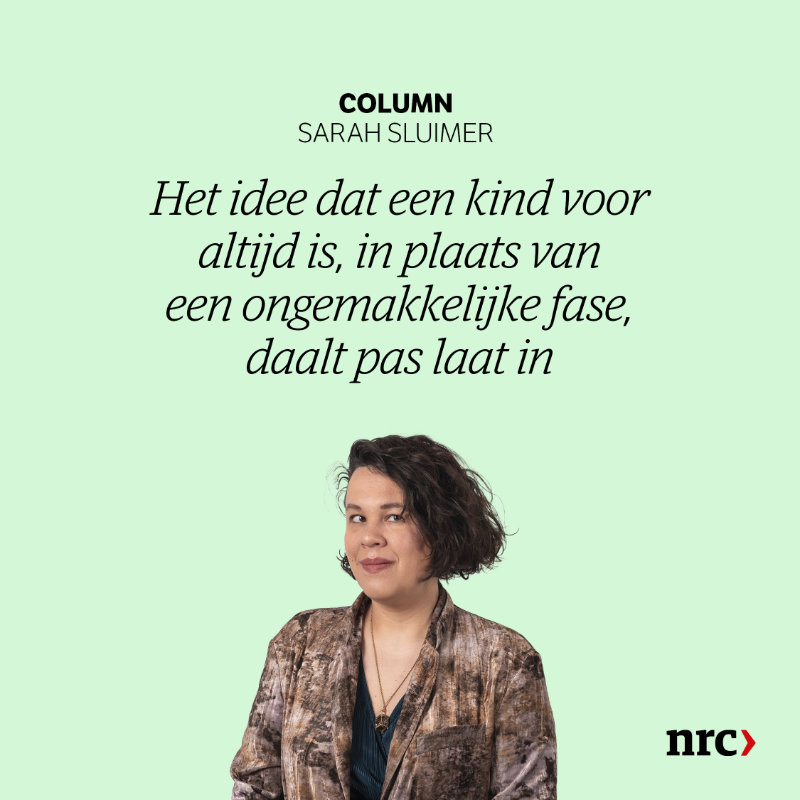 nrc's tweet photo. Het holle gegil, de geur van rubberen matten en sportschoenen, de tafels vol uitgebluste ouders en tosti's. Wie kinderen heeft, raakt overspoeld met zelfmedelijden, schrijft columnist Sarah Sluimer. „Twee jaar later, je hebt je laptop meegenomen. Je hoort het gegil niet langer.”