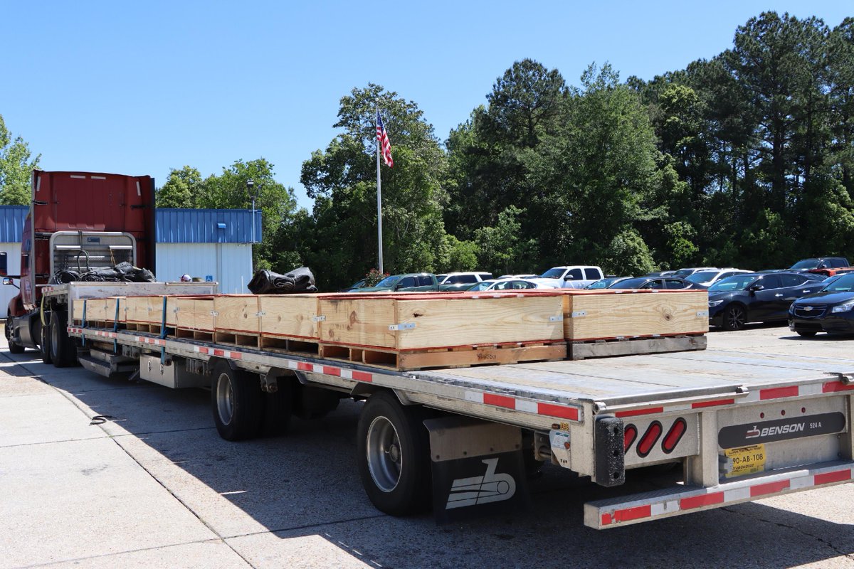 Thread_TFI's tweet photo. No job is too big for us! At Threaded Fasteners, we go the extra mile to streamline shipping for your big project. Our efficient logistics efforts ensure timely delivery of threaded fasteners, saving you time and keeping your project on track. 
#AllThreadRod #CustomCrates #Shipit https://t.co/Q499739yy3