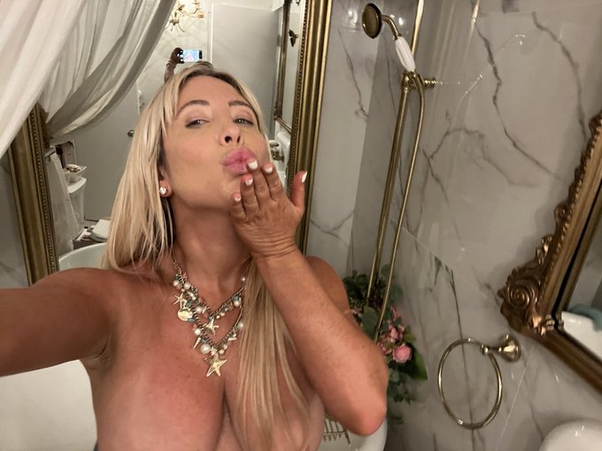 Good morning ☀️ babes! I&rsquo;ll be chatting all day on https://t.co/4zh7b5JH14 RT https://t.co/P0KztrgOj<a href="/tag/free"class="tags"><span>#free</span></a>