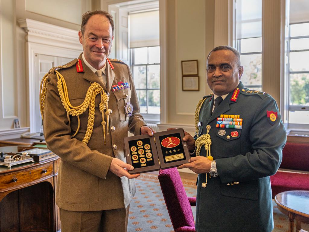 adgpi's tweet photo. General Manoj Pande #COAS received an impressive Guard of Honour on arrival at Horses Guards, #London. 

#COAS interacted with General Sir Patrick Sanders, Chief of General Staff #CGS of @BritishArmy & General Gwyn Jenkins, Vice Chief of Defence Staff #VCDS on aspects of mutual interest including defence cooperation, bilateral training & strategic planning.1/2

#IndianArmy
#IndiaUKFriendship

@HCI_London
@BritishArmy
@ArmyCGS