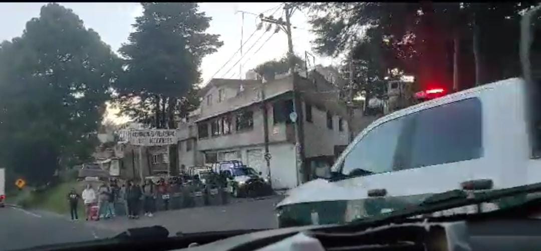 mxqnoticias's tweet photo. #AMxVial || Se registra concentración de personas en la carretera México-Toluca, dirección #CDMX, en el km. 27 a la altura de #Tantoco, @AlcCuajimalpa.
⚠️ Extreme precauciones ⚠️
📸 | Redes
#AgenciaMxNoticias https://t.co/Qu8ZIJrNs5