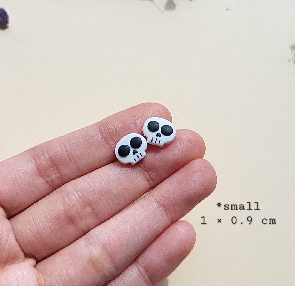 My cauldron and black cat polymer clay earrings I made and small skull studs. 🐈‍⬛️💀