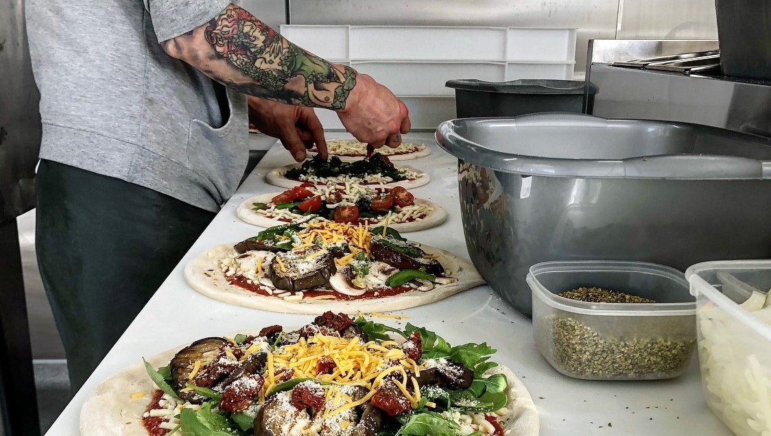 Is it the weekend yet? Who fancies a lovely Harpo's Pizza this lovely Thursday evening, todays recommendation is our No. 30 Vegi Special 🍕 - Tomato, mozzarella, aubergines, rocket leaves topped with sun-dried tomato and shaved parmesan or Cheddar. 

#harpospizza #burley #leeds