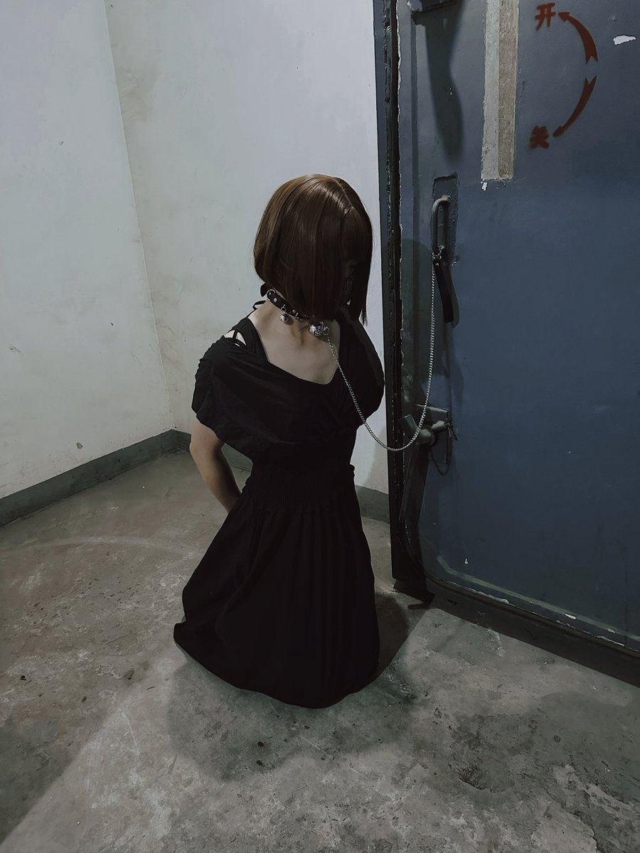 被主人拴在了电梯口,害怕😭 https://t.co/dUwwCNKikB