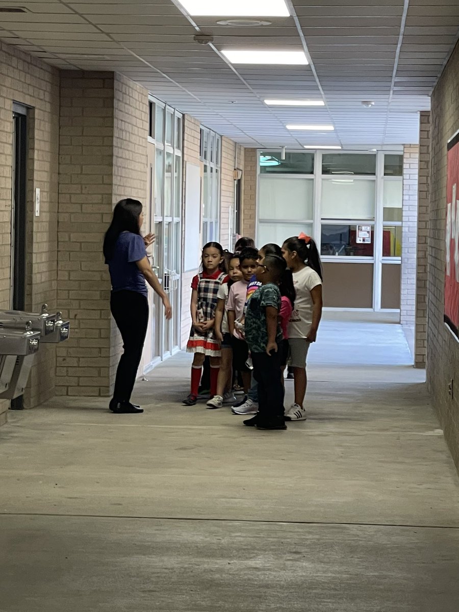 jmhRamos's tweet image. Welcoming rituals, morning circle, practicing routines + procedures ✅
We’re going to have a great year! @Escamilla_AISD
