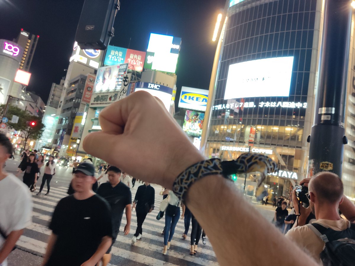 jamqueTPM's tweet photo. I move the @evoke_eu ribbon far away!
To #Shibuya, #Tokyo.
😎👌 https://t.co/oCQSOL2mFn