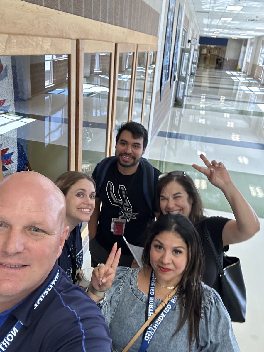 Raybeebaby32's tweet photo. #teamfolks #teamburgundy #selfiewiththeprincipal https://t.co/IuvoDKR62X
