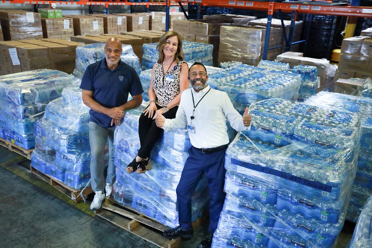 StMarysFoodBank's tweet photo. We are so grateful to our friends at @MayoClinic for answering our call to help our neighbors who are struggling this summer!
#MayoClinic #WaterDrive #NeighborsInNeed #StMarysFoodBank https://t.co/Ps30Kmcm7u