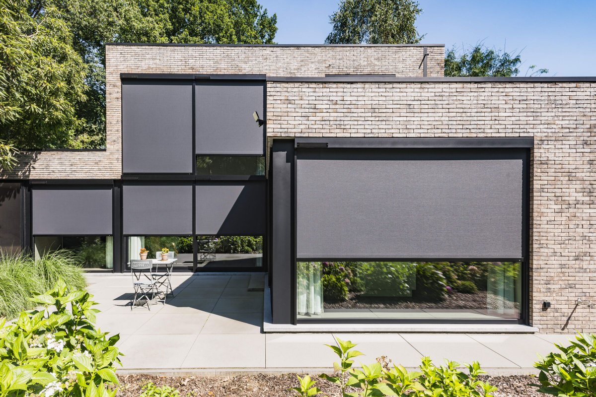 AtriaDesigns's tweet photo. The Fixscreen Solar is a wind-resistant, surface-mounted screen that uses solar energy.

A solar cell mounted on the front of the box ensures autonomous control of the screen and therefore does not require any electrical cabling. https://t.co/hAMsvDTBJa