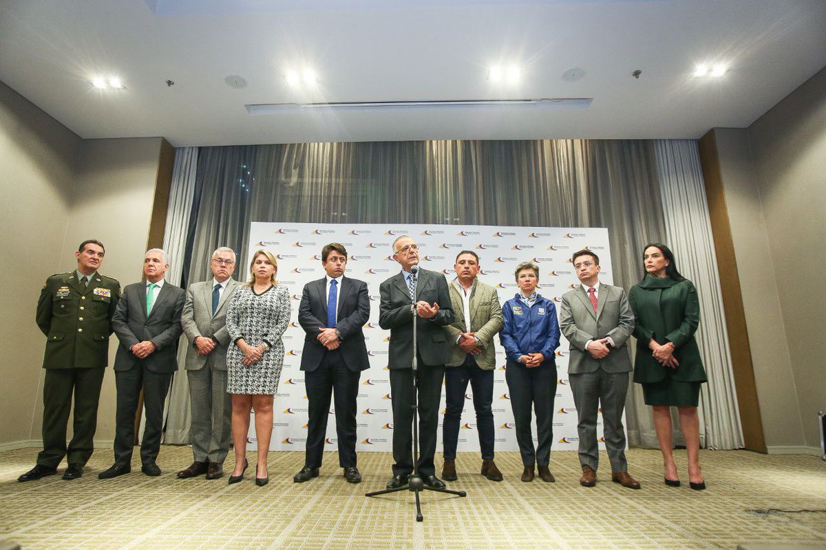 VirnaJohnson's tweet photo. Nos reunimos con @mindefensa @ivan_velasquez_, @MinjusticiaCo, @DirectorPolicia y @Asocapitales en Bogotá, allí se acordó un plan de choque contra la inseguridad, que consiste en priorizar capturas y dar contundentes golpes a los grupos delincuenciales para debilitarlos cada vez más.

👉🏻 En mi intervención respaldamos este plan de capturas, pero hicimos un llamado a que estas capturas vengan acompañadas de condenas ejemplares. Expliqué que en la mayoría de casos los jueces les dan detención domiciliaria o los dejan libres por vencimiento de términos y esto representa un retroceso y envía un mensaje erróneo a los delincuentes y a la ciudadanía. El proceso debe ser completo e implacable.

👉🏻 También solicitamos gestionar ante la rama judicial más jueces para Santa Marta y así agilizar los procesos judiciales.

👉🏻 Apoyamos su anuncio sobre aumento del pie de fuerza en las calles, no solo con nuevas incorporaciones de personal sino también con traslado de Policías que cumplen funciones administrativas a las calles.

👉🏻 El plan también consiste en descongestionar las estaciones de policía para que haya más uniformados disponibles en las calles, desde Santa Marta ya adelantamos esa labor, firmamos en mayo un convenio por 2 mil millones con el Inpec, pero necesitamos que el proceso de traslados sea más rápido.

👉🏻 En la reunión solicité al viceministro del @MinInterior, Gustavo García, agilizar el proyecto que tenemos hace varios meses en el @MinInterior para aumentar las cámaras de seguridad en la ciudad, le explicamos que cumplimos todos los requisitos pero no avanza y es urgente para los samarios.

👉🏻 Además solicité dotación de herramientas tecnológicas, parque automotor y apoyo para combatir el sicariato, hurto y extorsión.

Todas estas solicitudes fueron explicadas a @mindefensa y @MinjusticiaCo, contamos con su cumplimiento para ofrecerle a samarios y turistas mayor tranquilidad.