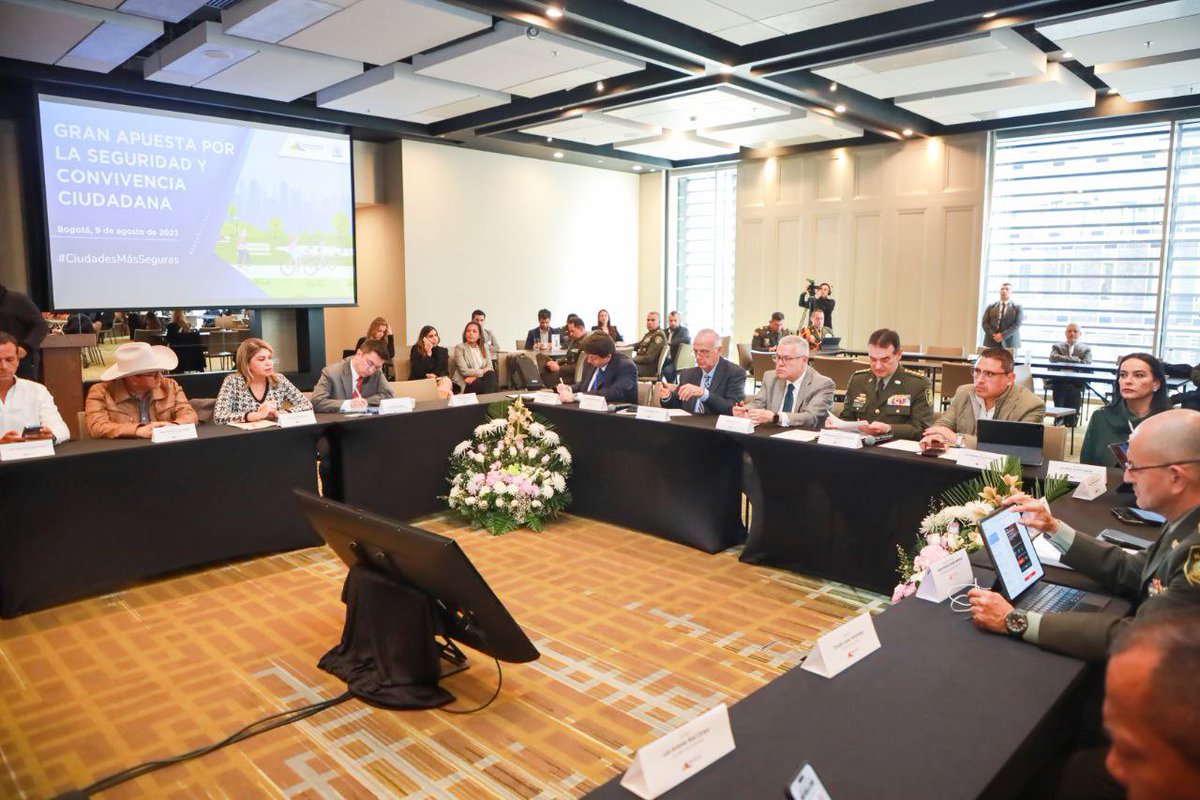 VirnaJohnson's tweet photo. Nos reunimos con @mindefensa @ivan_velasquez_, @MinjusticiaCo, @DirectorPolicia y @Asocapitales en Bogotá, allí se acordó un plan de choque contra la inseguridad, que consiste en priorizar capturas y dar contundentes golpes a los grupos delincuenciales para debilitarlos cada vez más.

👉🏻 En mi intervención respaldamos este plan de capturas, pero hicimos un llamado a que estas capturas vengan acompañadas de condenas ejemplares. Expliqué que en la mayoría de casos los jueces les dan detención domiciliaria o los dejan libres por vencimiento de términos y esto representa un retroceso y envía un mensaje erróneo a los delincuentes y a la ciudadanía. El proceso debe ser completo e implacable.

👉🏻 También solicitamos gestionar ante la rama judicial más jueces para Santa Marta y así agilizar los procesos judiciales.

👉🏻 Apoyamos su anuncio sobre aumento del pie de fuerza en las calles, no solo con nuevas incorporaciones de personal sino también con traslado de Policías que cumplen funciones administrativas a las calles.

👉🏻 El plan también consiste en descongestionar las estaciones de policía para que haya más uniformados disponibles en las calles, desde Santa Marta ya adelantamos esa labor, firmamos en mayo un convenio por 2 mil millones con el Inpec, pero necesitamos que el proceso de traslados sea más rápido.

👉🏻 En la reunión solicité al viceministro del @MinInterior, Gustavo García, agilizar el proyecto que tenemos hace varios meses en el @MinInterior para aumentar las cámaras de seguridad en la ciudad, le explicamos que cumplimos todos los requisitos pero no avanza y es urgente para los samarios.

👉🏻 Además solicité dotación de herramientas tecnológicas, parque automotor y apoyo para combatir el sicariato, hurto y extorsión.

Todas estas solicitudes fueron explicadas a @mindefensa y @MinjusticiaCo, contamos con su cumplimiento para ofrecerle a samarios y turistas mayor tranquilidad.