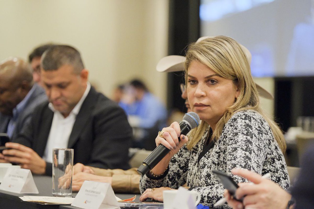 VirnaJohnson's tweet photo. Nos reunimos con @mindefensa @ivan_velasquez_, @MinjusticiaCo, @DirectorPolicia y @Asocapitales en Bogotá, allí se acordó un plan de choque contra la inseguridad, que consiste en priorizar capturas y dar contundentes golpes a los grupos delincuenciales para debilitarlos cada vez más.

👉🏻 En mi intervención respaldamos este plan de capturas, pero hicimos un llamado a que estas capturas vengan acompañadas de condenas ejemplares. Expliqué que en la mayoría de casos los jueces les dan detención domiciliaria o los dejan libres por vencimiento de términos y esto representa un retroceso y envía un mensaje erróneo a los delincuentes y a la ciudadanía. El proceso debe ser completo e implacable.

👉🏻 También solicitamos gestionar ante la rama judicial más jueces para Santa Marta y así agilizar los procesos judiciales.

👉🏻 Apoyamos su anuncio sobre aumento del pie de fuerza en las calles, no solo con nuevas incorporaciones de personal sino también con traslado de Policías que cumplen funciones administrativas a las calles.

👉🏻 El plan también consiste en descongestionar las estaciones de policía para que haya más uniformados disponibles en las calles, desde Santa Marta ya adelantamos esa labor, firmamos en mayo un convenio por 2 mil millones con el Inpec, pero necesitamos que el proceso de traslados sea más rápido.

👉🏻 En la reunión solicité al viceministro del @MinInterior, Gustavo García, agilizar el proyecto que tenemos hace varios meses en el @MinInterior para aumentar las cámaras de seguridad en la ciudad, le explicamos que cumplimos todos los requisitos pero no avanza y es urgente para los samarios.

👉🏻 Además solicité dotación de herramientas tecnológicas, parque automotor y apoyo para combatir el sicariato, hurto y extorsión.

Todas estas solicitudes fueron explicadas a @mindefensa y @MinjusticiaCo, contamos con su cumplimiento para ofrecerle a samarios y turistas mayor tranquilidad.